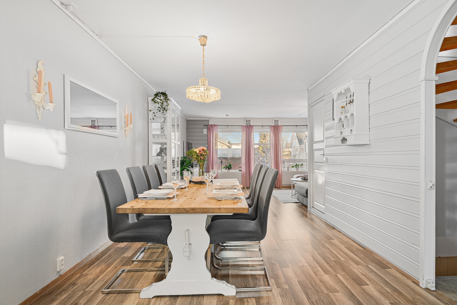 Boligen er over 3-plan med totalt 4 soverom og 2 bad. Galleribilde