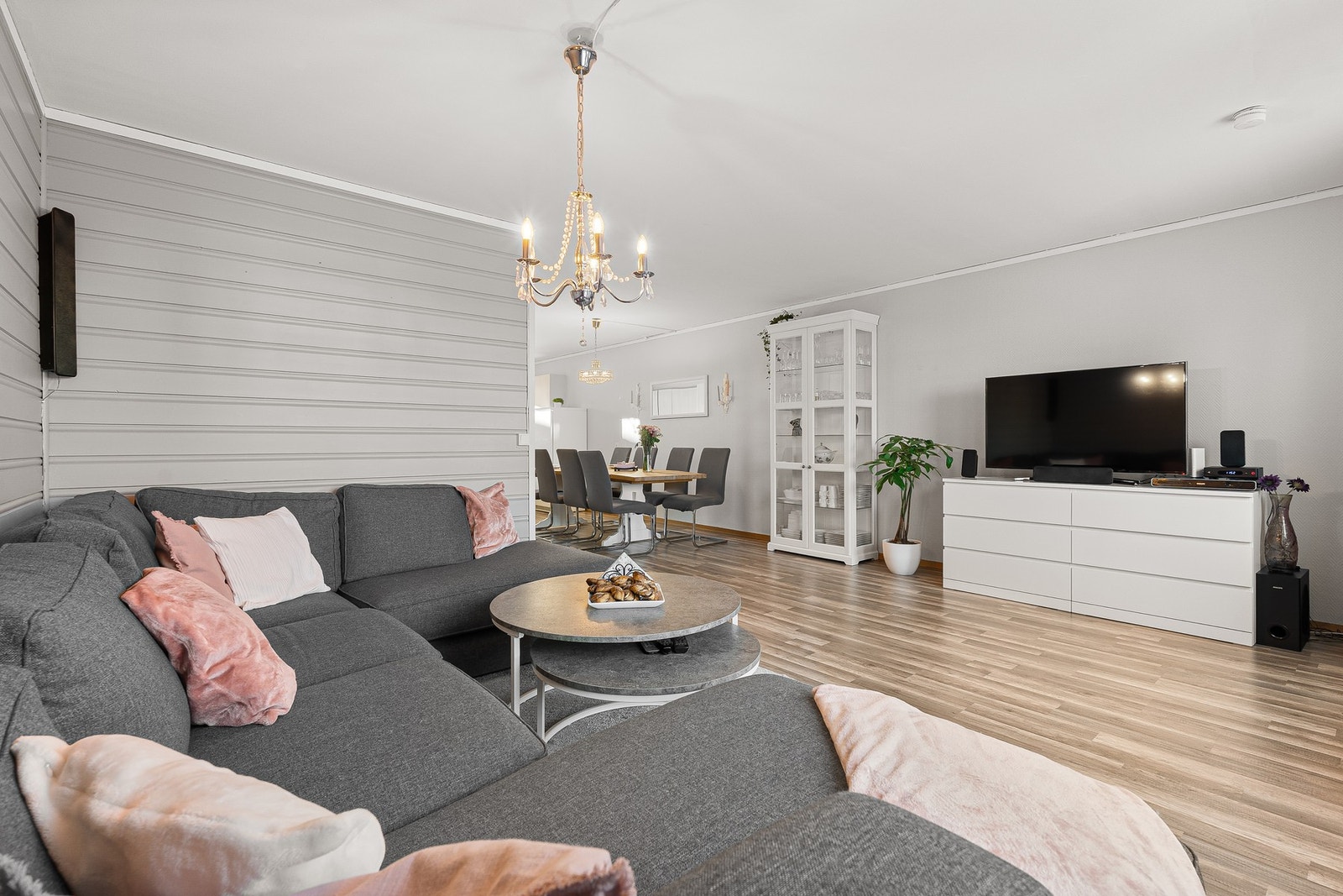 Lys stue med god plass til flere sittegrupper. Galleribilde