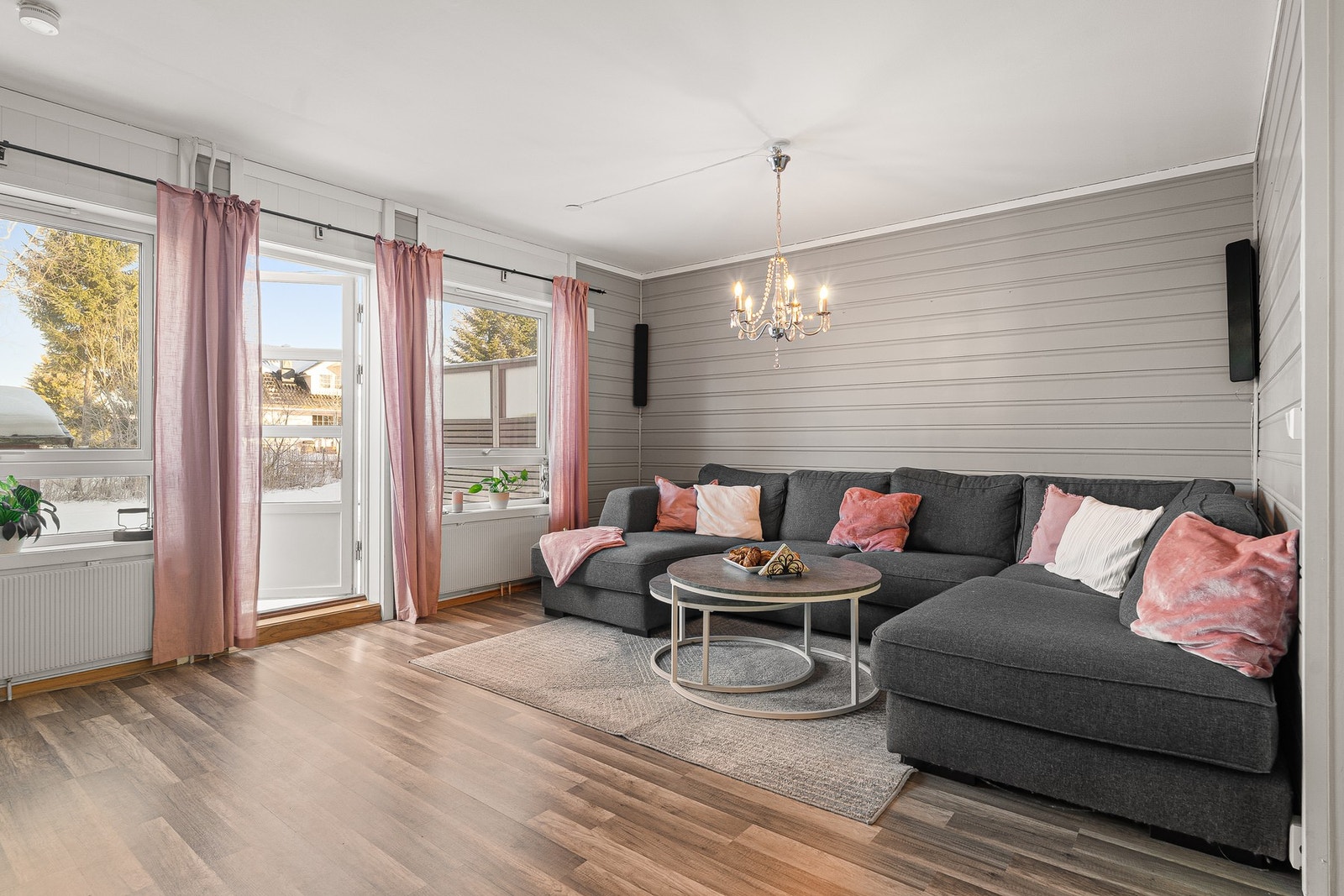 Store vindusflater på stuen gir mye naturlig lysinnslipp. Galleribilde