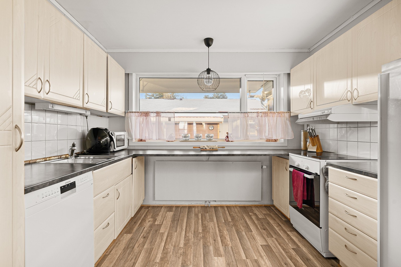 Romslig kjøkken med mye skap- og benkeplass. Galleribilde