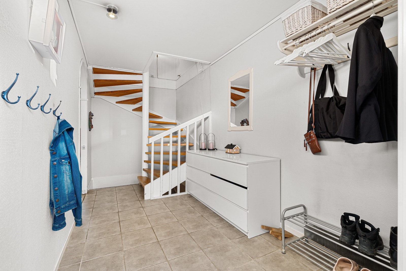 Romslig inngangsparti med god plass til oppheng av yttertøy. Galleribilde
