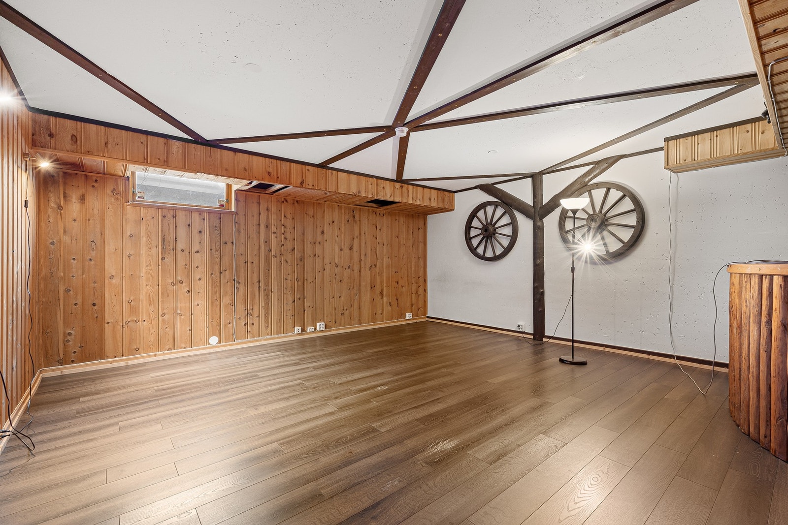 Romslig bod i kjeller på 17,8m² med gode lagringsmuligheter. Galleribilde