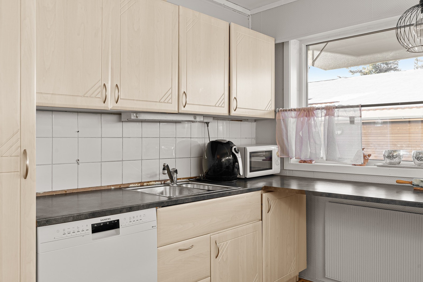 Kjøkken med opplegg for oppvaskmaskin. Galleribilde