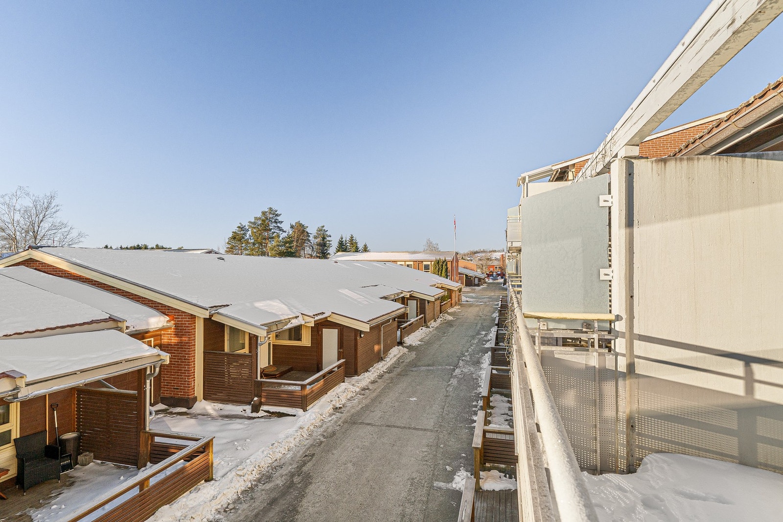 Gangavstand til butikk, bussforbindelse, barnehage, skole, friområder og Åsheim Barne -og Ungdomsskole. Kort vei til Heimdal Sentrum. Galleribilde