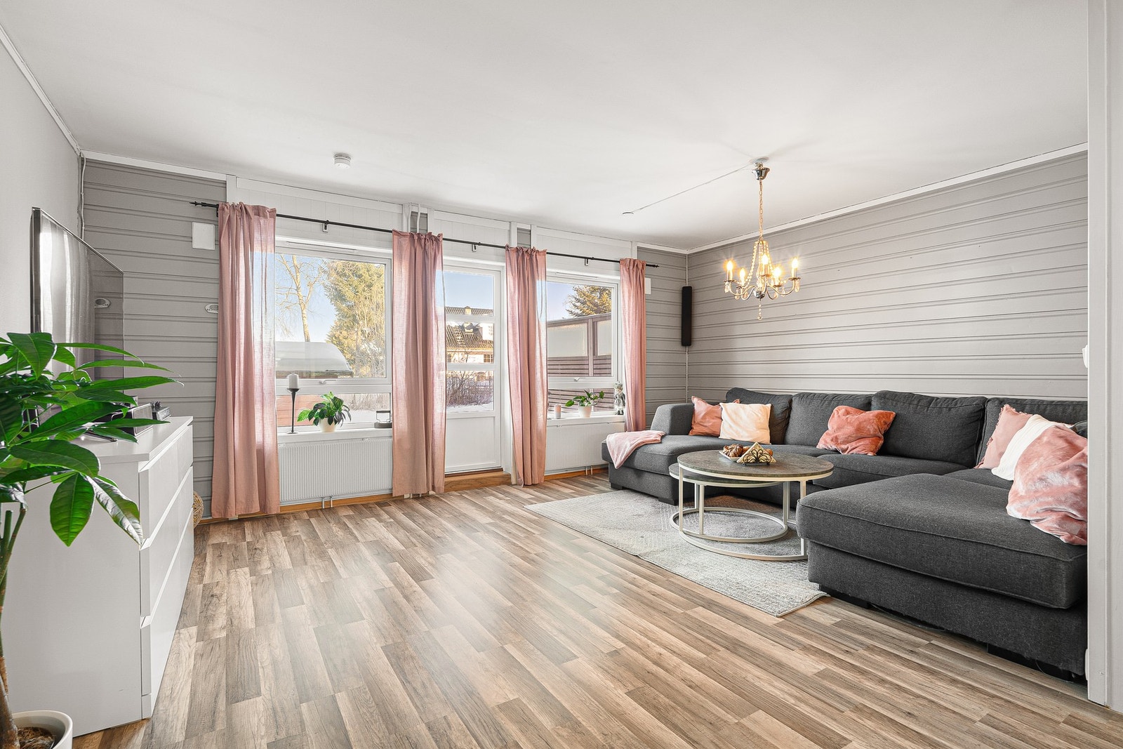 Fra stuen er det utgang til en skjermet uteplass. Galleribilde