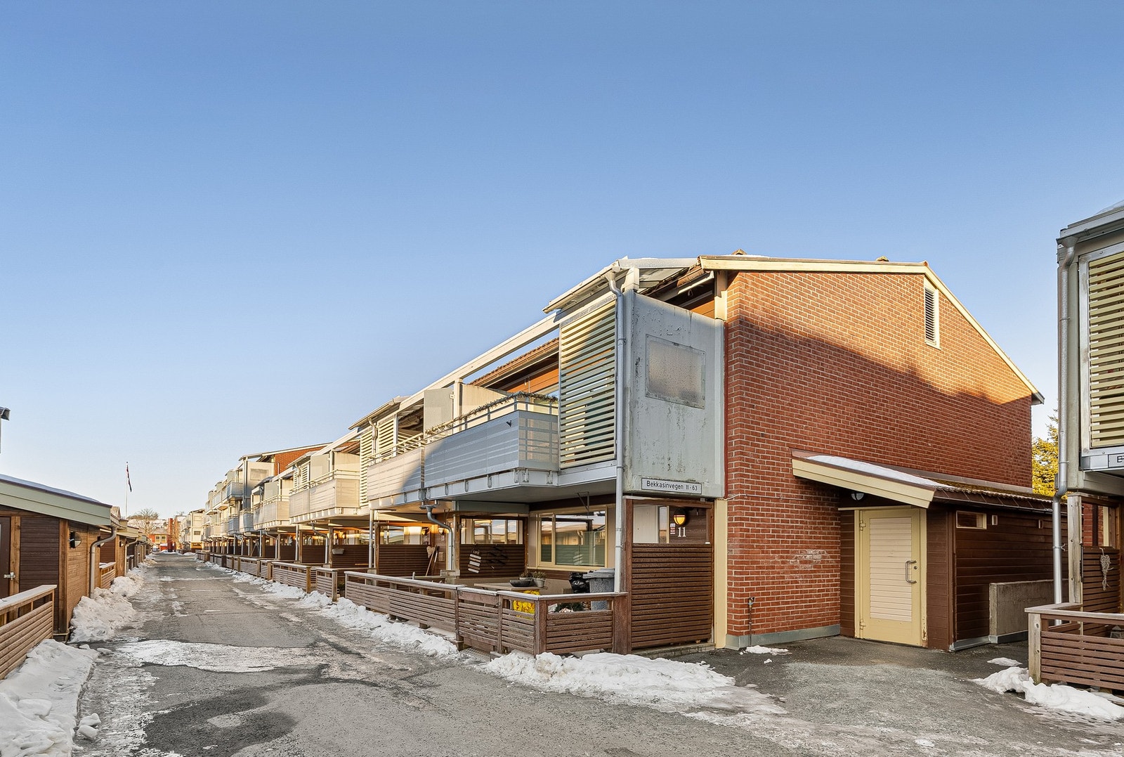 Rekkehus over 3-plan i Åsheim BL. Rolig og barnevennlig område på Kattem. Galleribilde