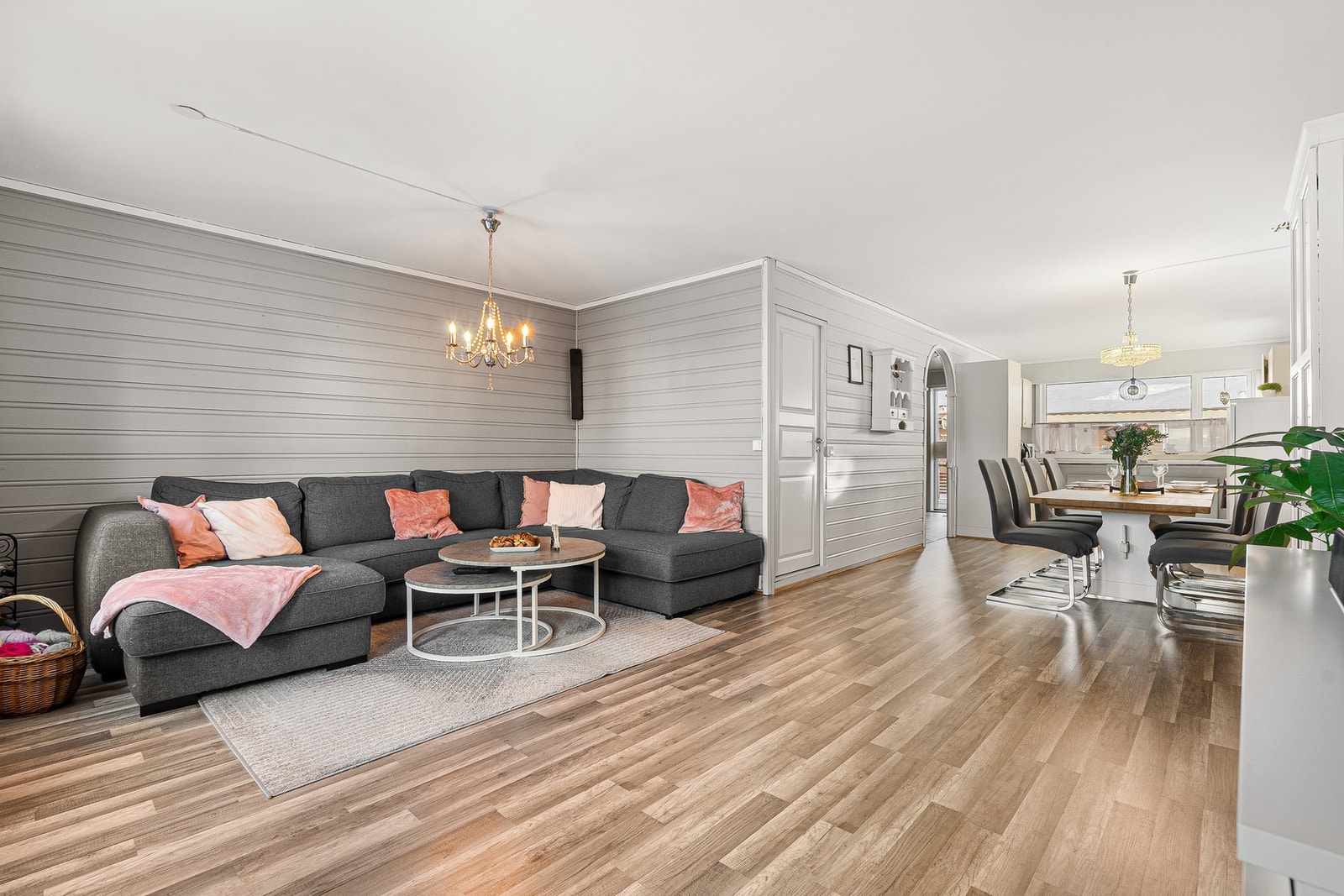 Romslig stue med gode møbleringsmuligheter. Galleribilde