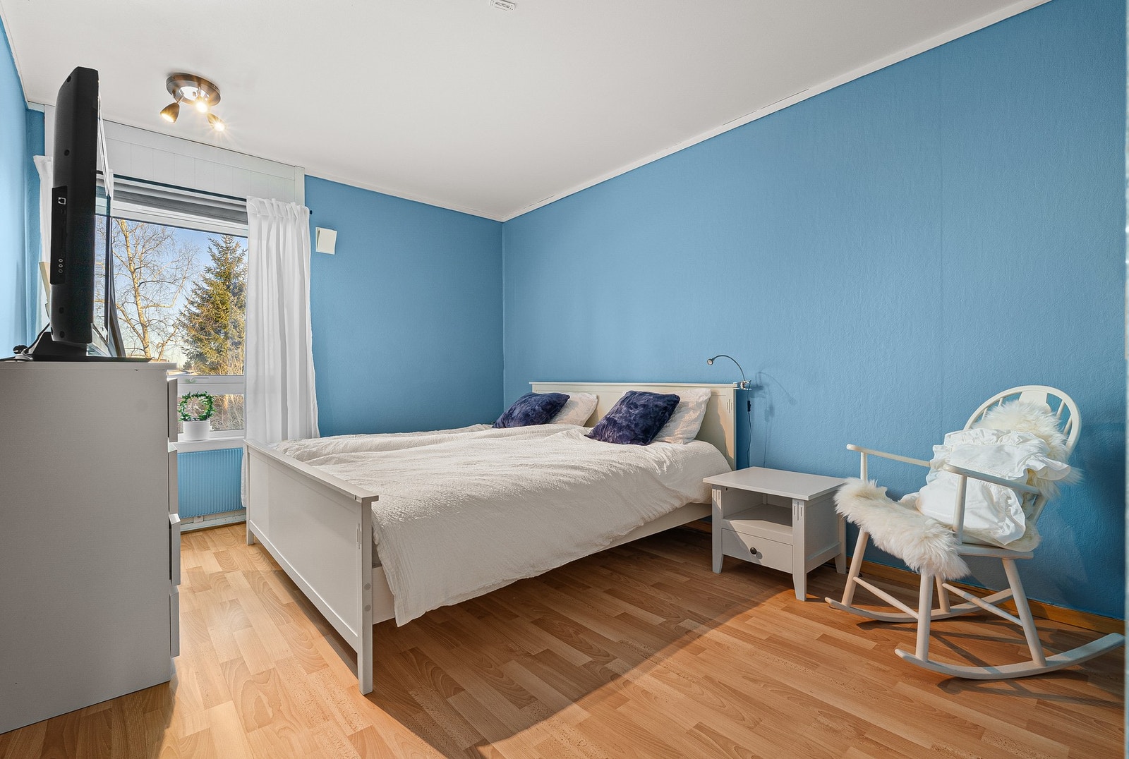 Soverom med god plass til dobbeltseng og garderbeskap. Galleribilde