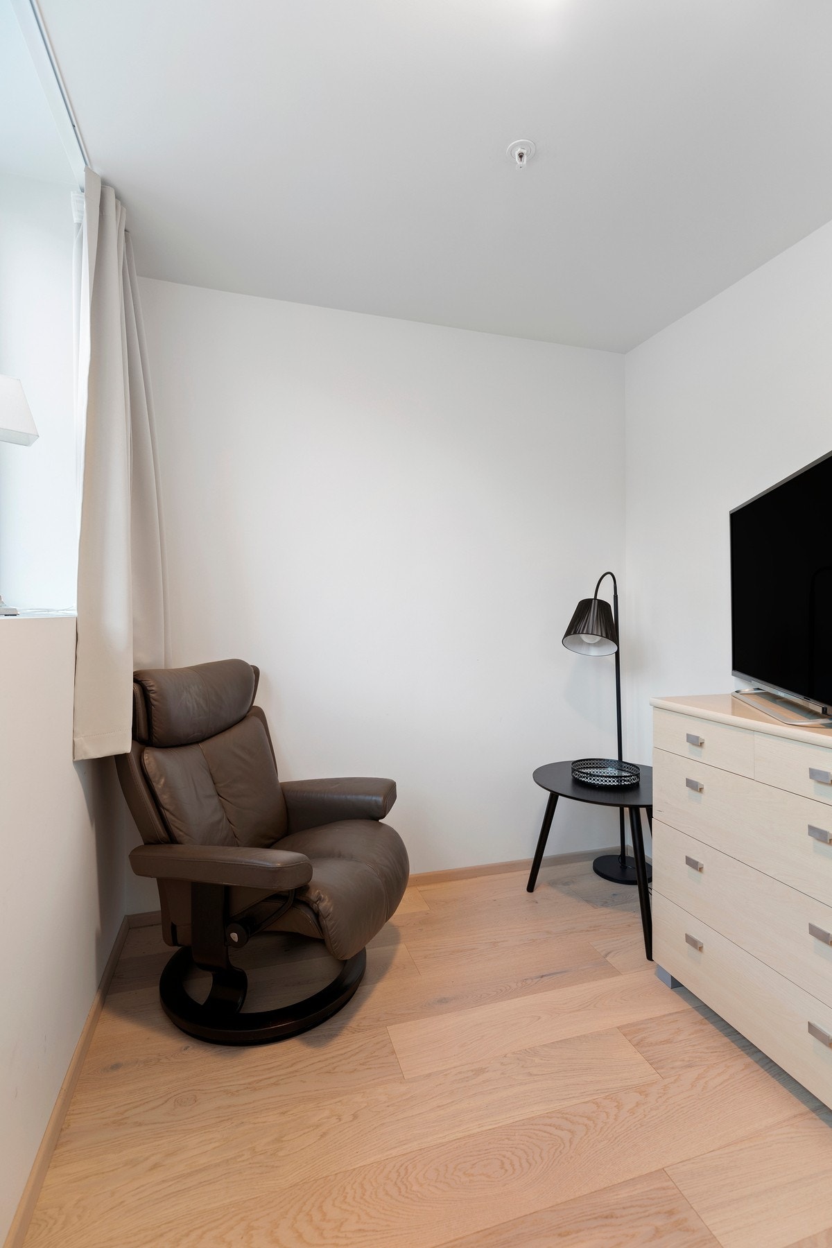 Tilstøtende har man også et disponibelt rom, som fint kan benyttes til garderobe, kontor eller en ekstra bod Galleribilde