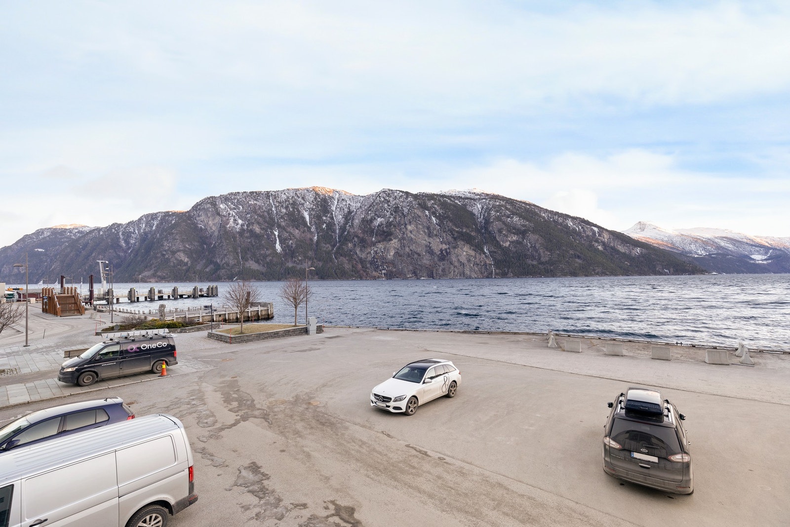 Her kan man nyte flott morgensol, og den storslåtte utsikten utover Storfjorden Galleribilde