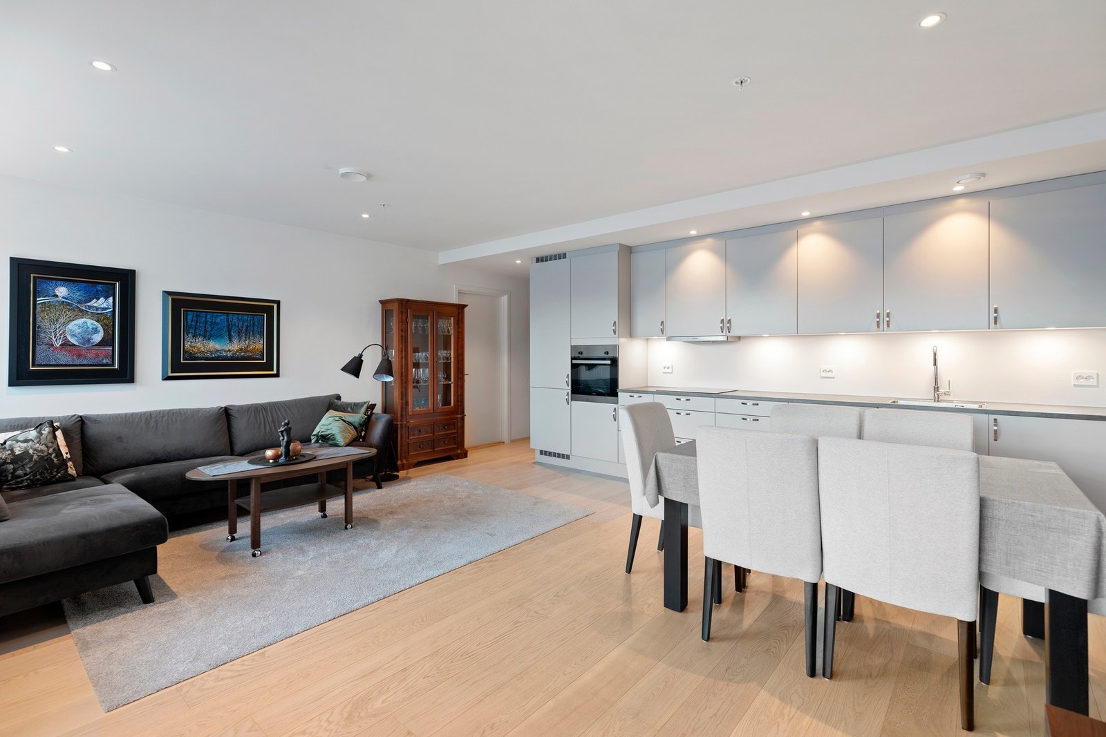 Tilstøtende stue/kjøkken har man også en innvendig bod Galleribilde