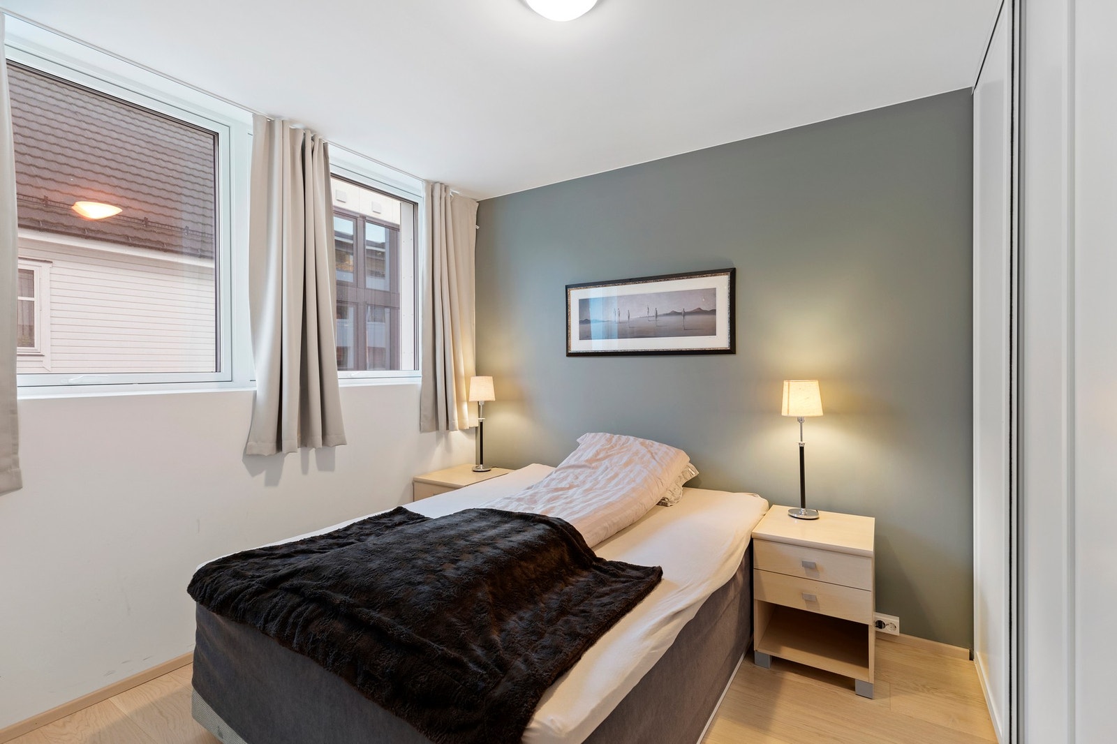 Soverommet har montert skyvedørsgarderobe og nettverksuttak for tv Galleribilde