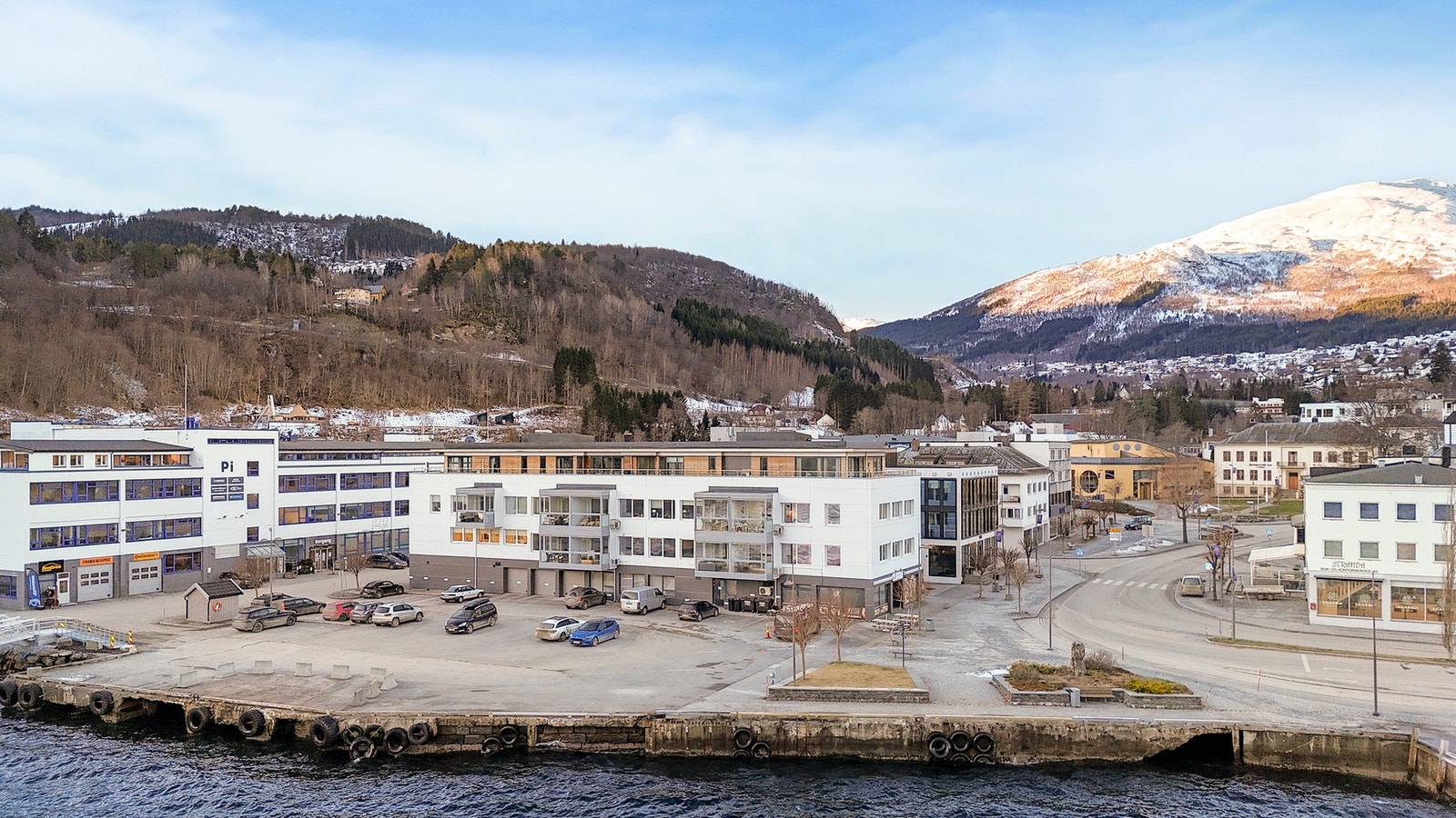 Pilhgården er beliggende i sjøkanten, midt i Stranda sentrum Galleribilde