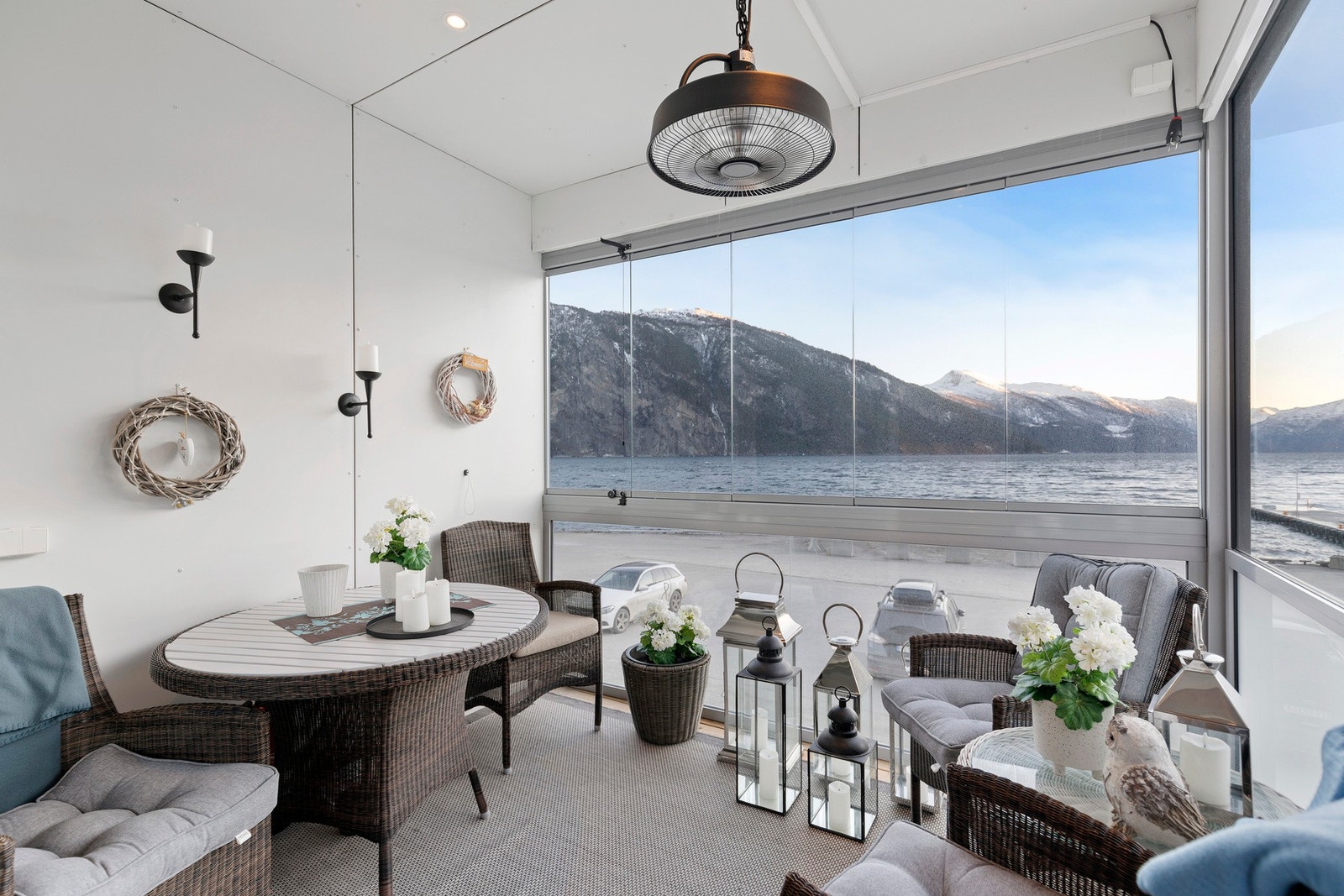 Fra stuen er det også utgang til en innglasset balkong på ca. 6,5 kvm Galleribilde