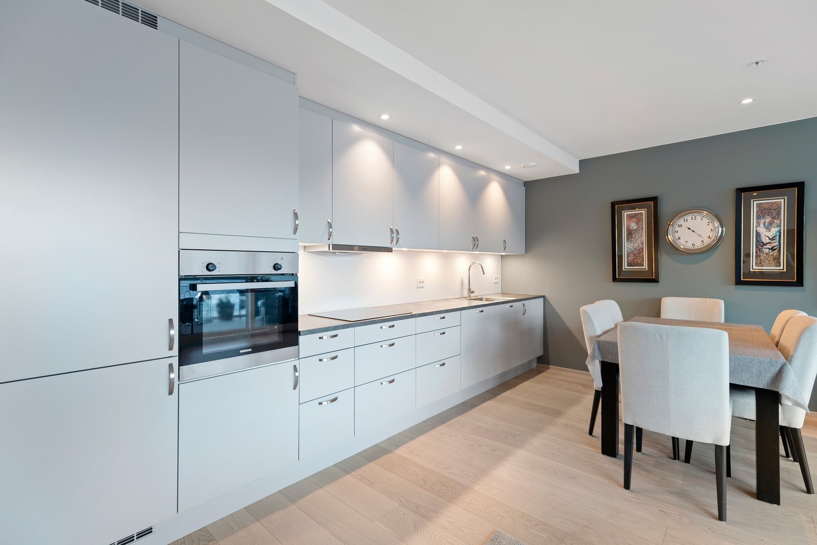 Kjøkkenet har en I-formet innredning fra HTH med glatte fronter med soft-close Galleribilde