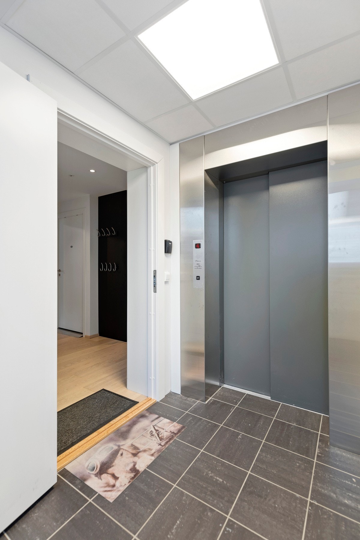 Sameiet har velholdte fellesarealer, med heis like utenfor leilighetens ytterdør. Leiligheten disponerer også en utvendig bod, som er rett til høyre for heisen på bildet Galleribilde