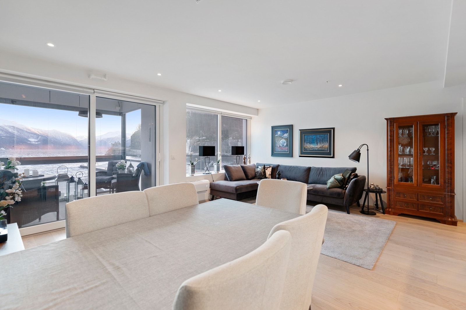 Her er det montert downlights, nettverksuttak for tv (fiber) og varmepumpe (luft/luft) Galleribilde