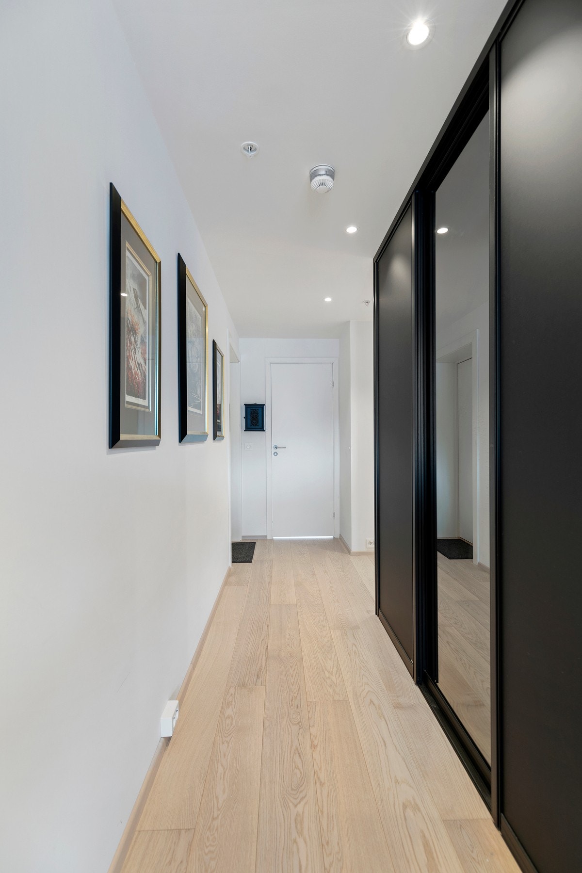 Leiligheten har åpne, arealeffektive løsninger, og i hovedsak gulvoverflater av 1-stavs parkett, og malte gipsvegger og gipshimlinger med listefri overgang Galleribilde