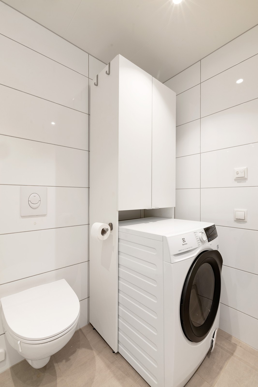 Bad inneholder servant, vegghengt wc, dusjhjørne og opplegg for vaskemaskin Galleribilde