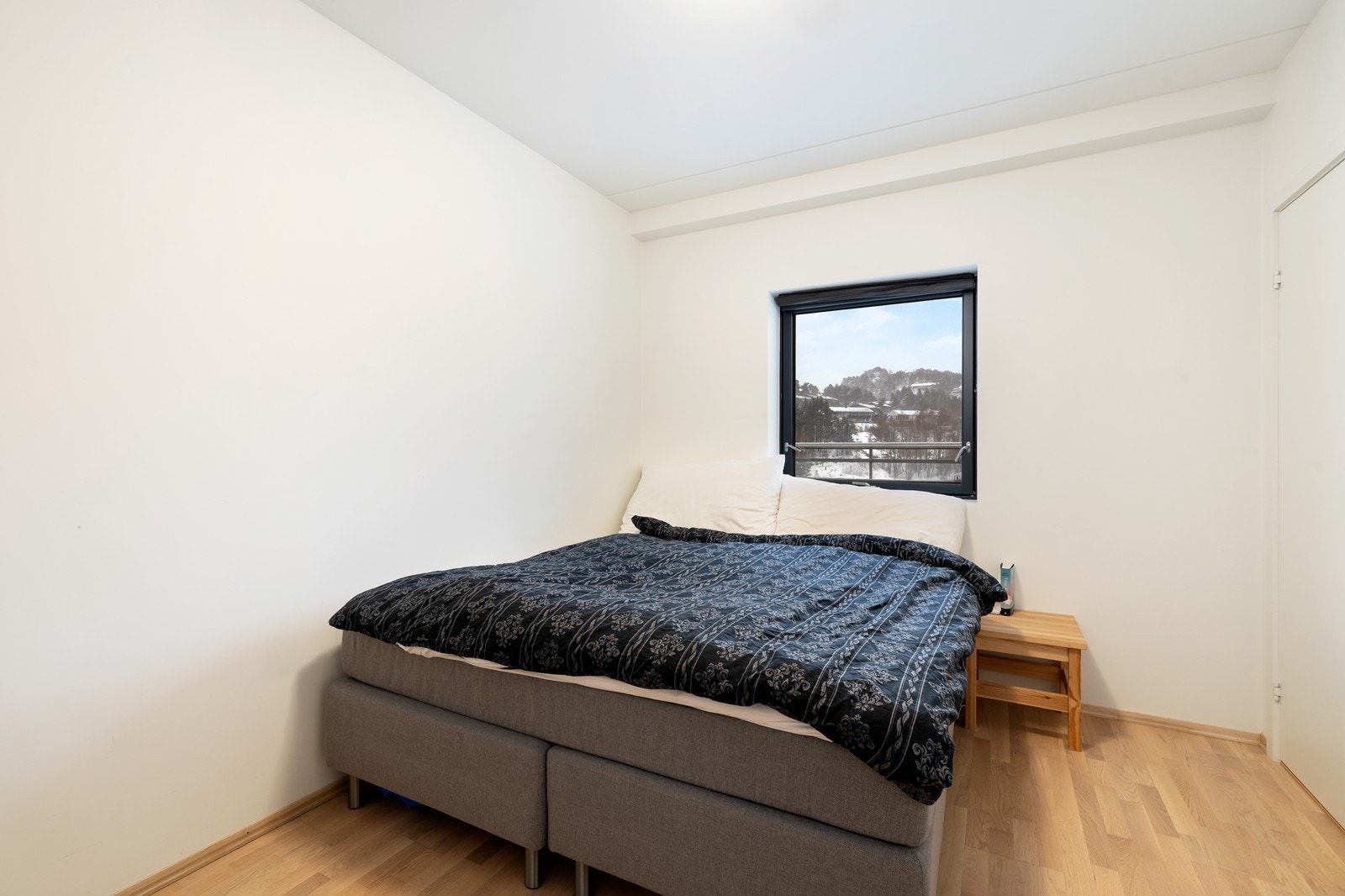 Soverom med plass til dobbeltseng Galleribilde