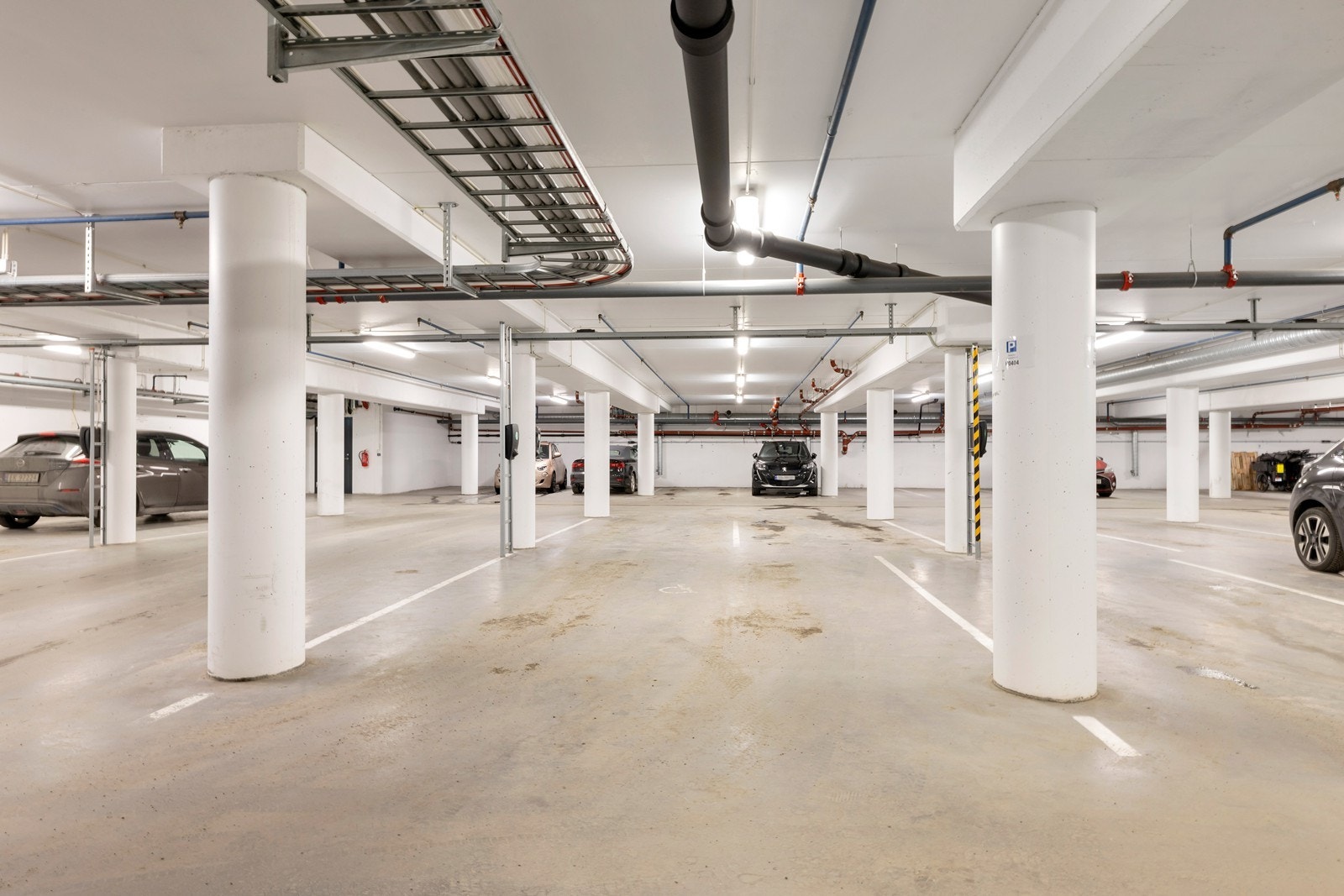 Tilhørende garasjeplass i kjeller. Garasjeplassen er en HC-parkering Galleribilde