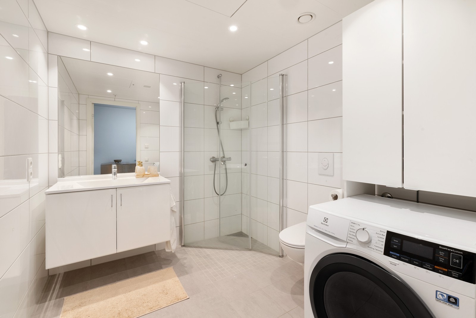 Pent flislagt bad med varme i gulv Galleribilde