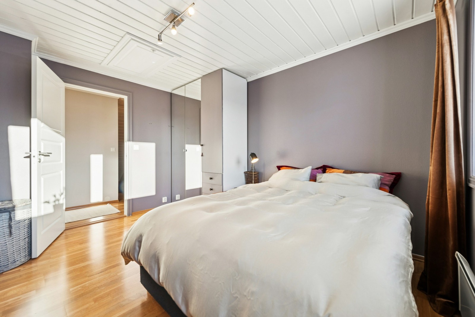 Boligen har 3 soverom. Alle med fine lysforhold og fleksible møbleringsmuligheter. Galleribilde