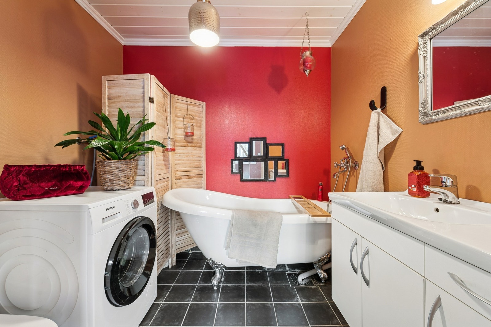 Baderommet i første etasje byr på flislagt gulv, vegghengt servantinnredning og badekar. Galleribilde