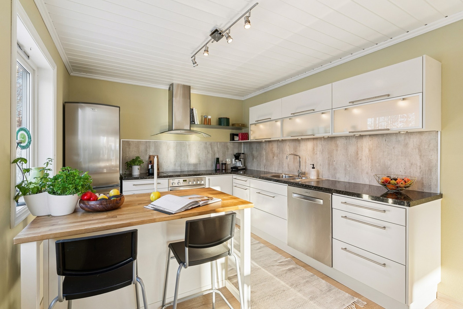 Innredningen har lyse fronter og helhetlig uttrykk Galleribilde