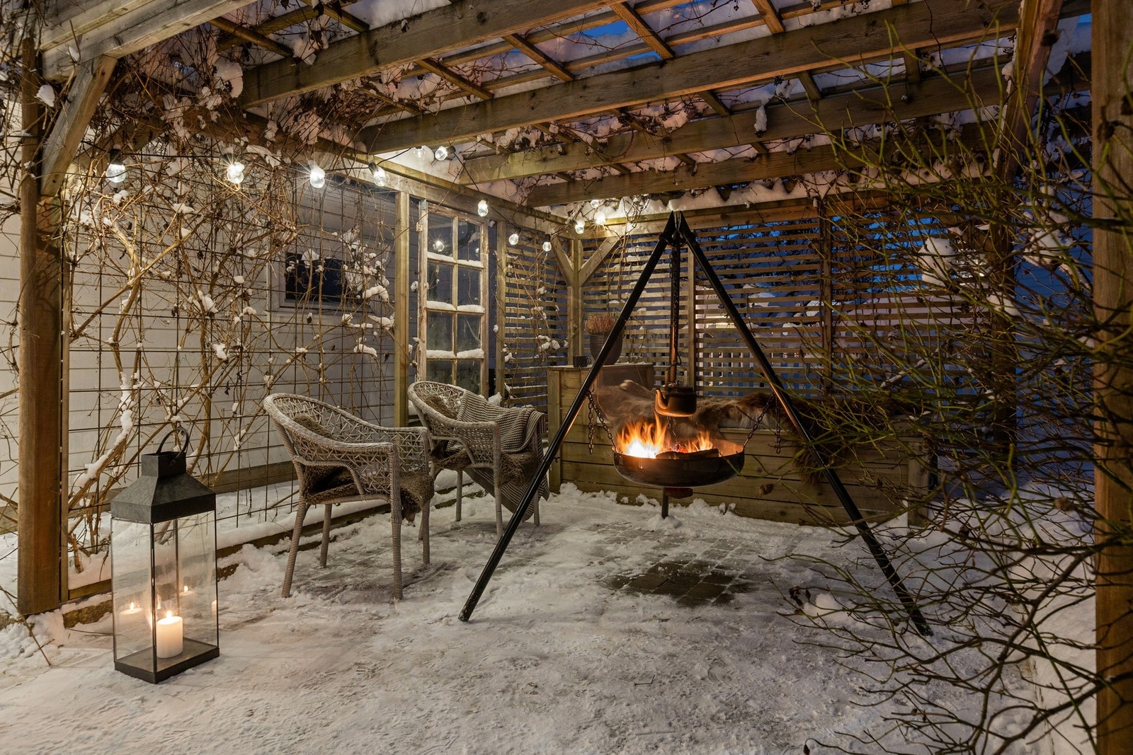 Hyggelig pergola som kan brukes om flere årstider. Her kan familien samles rundt bålpannen. Galleribilde