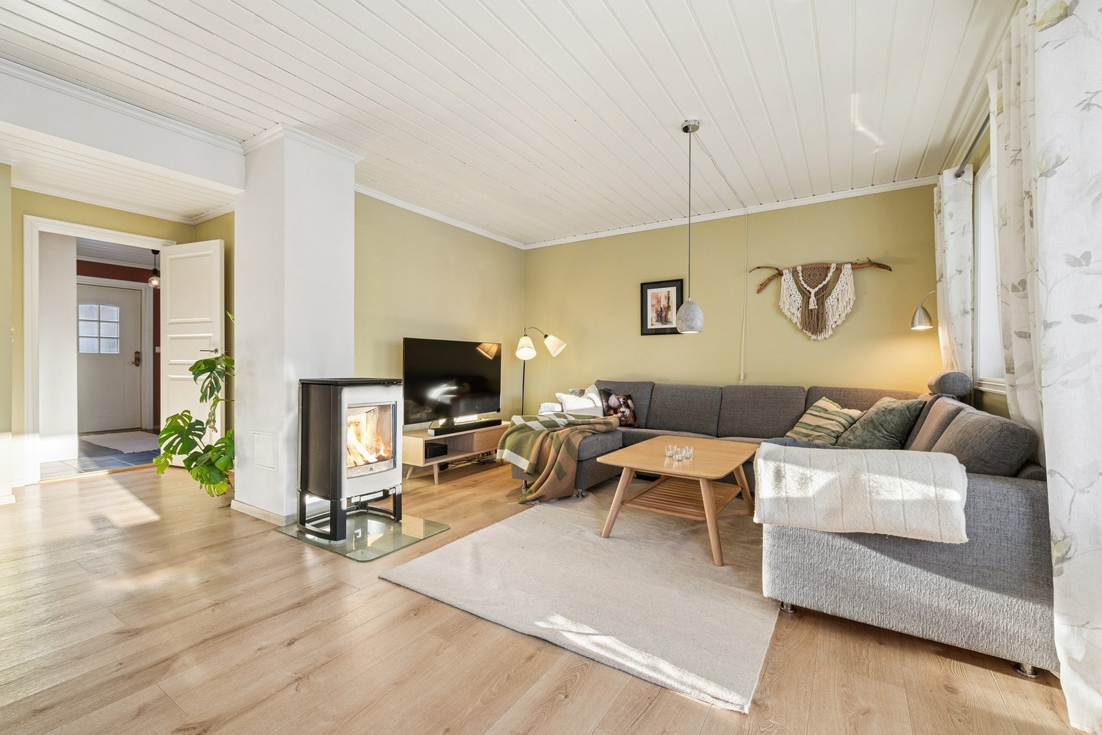 Stuen byr også på en lun vedovn å fyre i på de kaldeste dagene Galleribilde