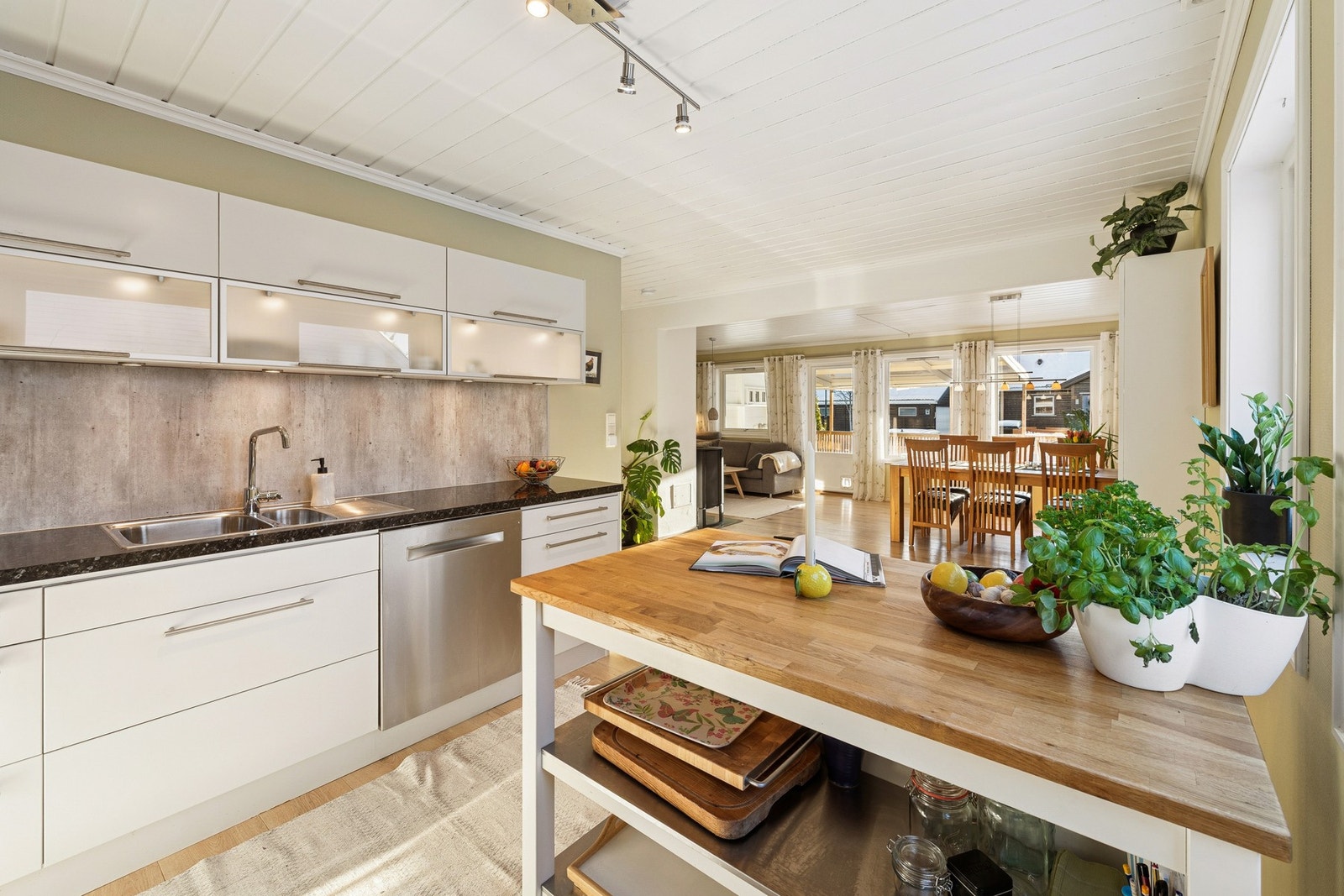 En innholdsrik og familievennlig enebolig på Algarheim i utkanten av Jessheim sentrum. Galleribilde