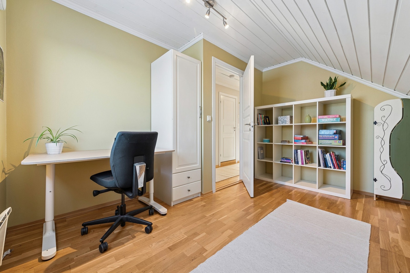 God plass til seng, nattbord og garderobeskap. Galleribilde