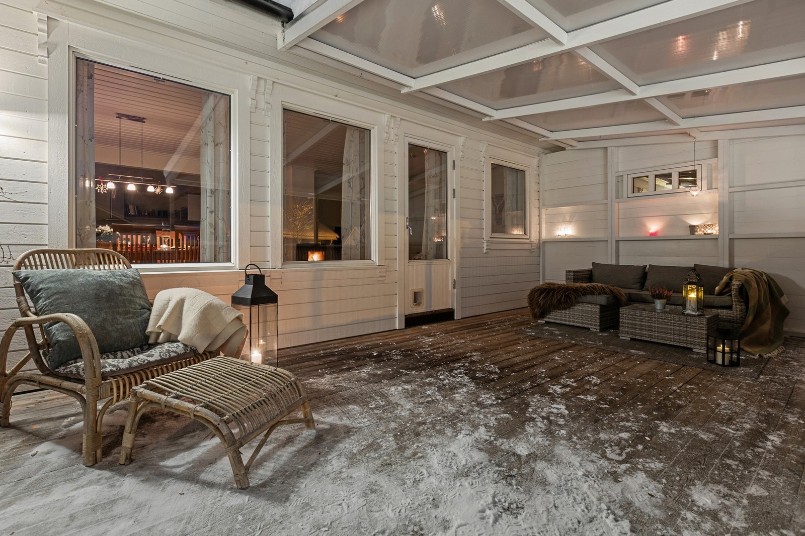 Fra stuen har du adkomst til en flott og romslig terrasse. Denne kan du møblere med ulike utemøbler slik som sittegruppe og grill. Galleribilde