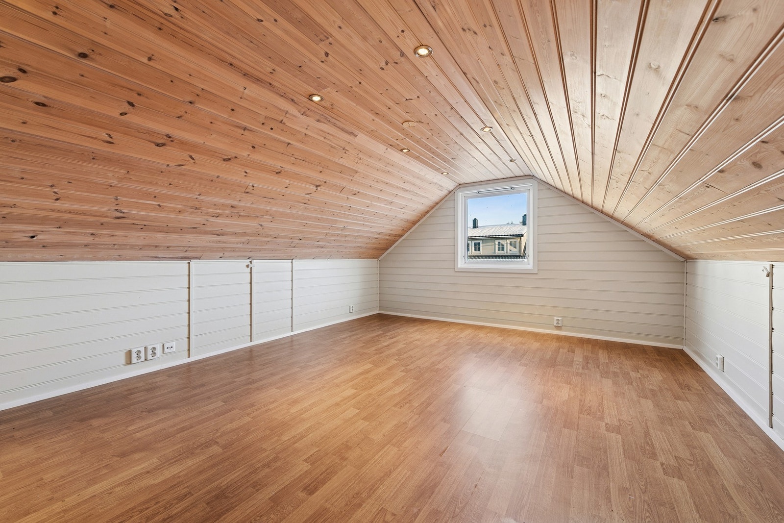 Stort loftrom over garasjen som kan brukes til lagring eller diverse. Galleribilde