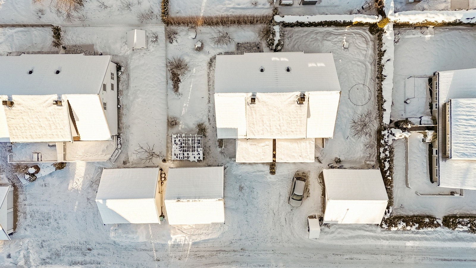 Det er kort gangavstand til bussforbindelser, barnehager og Algarheim barneskole, samt umiddelbar nærhet til flotte tur- og rekreasjonsområder som innbyr til aktiv fritid året rundt. Galleribilde