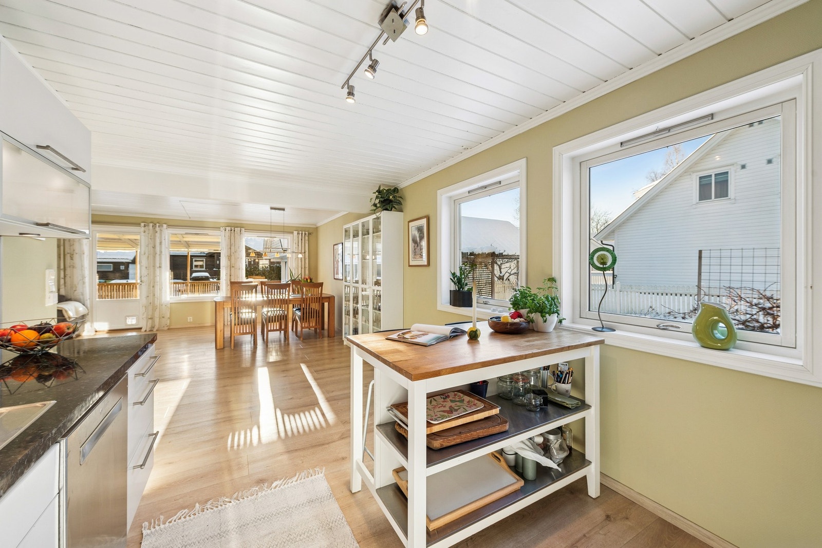 Frittstående kjøkkenøy er praktisk som ekstra oppbevaring eller spiseplass. Galleribilde