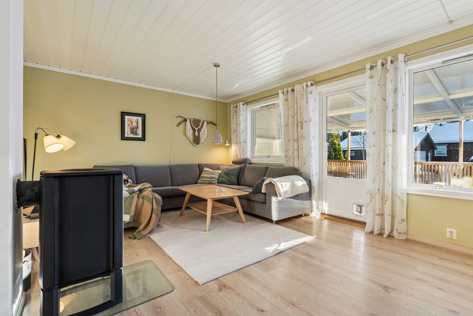 Stuen er romslig og innbydende med god plass til sofaløsning etter eget ønske. Galleribilde