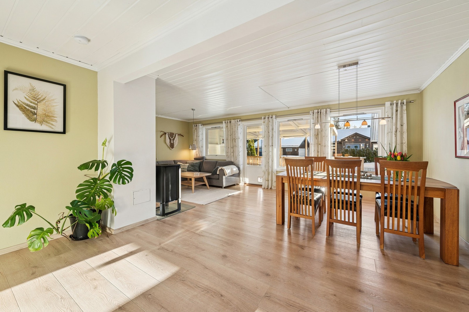 Store vindusflater slipper inn rikelig med dagslys og bidrar til en lys og trivelig atmosfære. Galleribilde