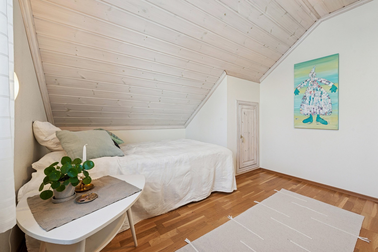 Alle soverommene har god plass, noe som skaper et behagelig soveromsmiljø. Galleribilde