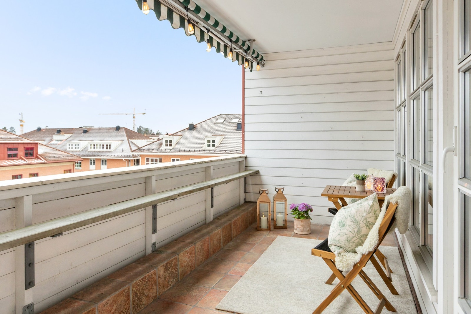 Solrik terrasse på 11 m² med elektrisk markise. Galleribilde