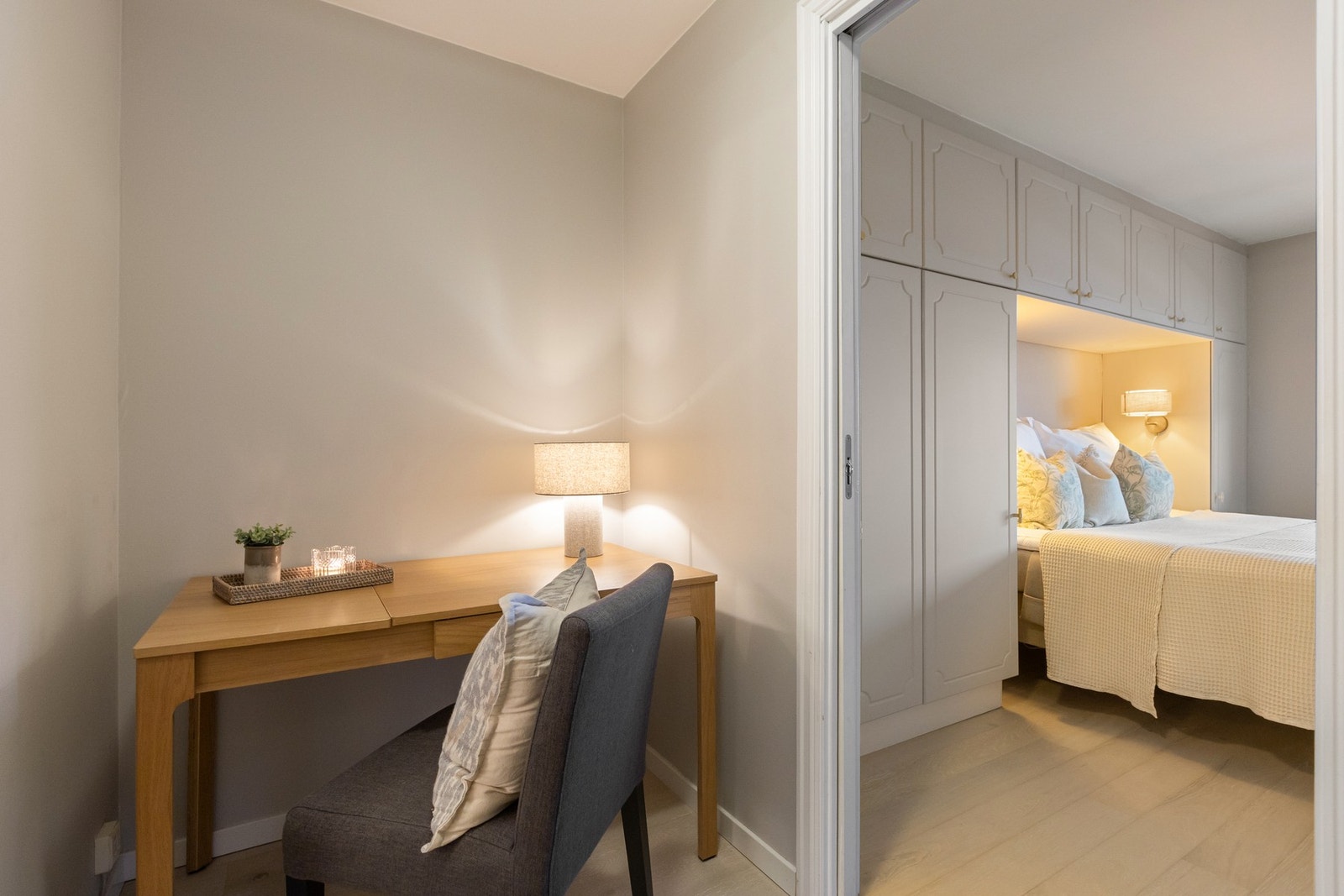 Praktisk omkledningsrom mellom soverom og baderom. Galleribilde