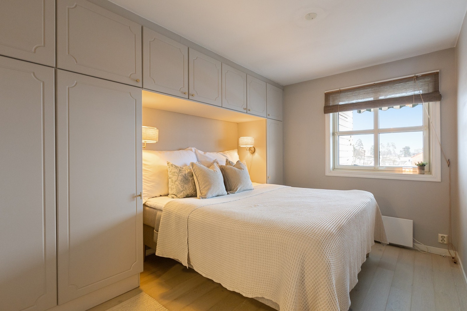 Soverommet har rikelig med oppbevaringsplass i garderobeskap. Galleribilde