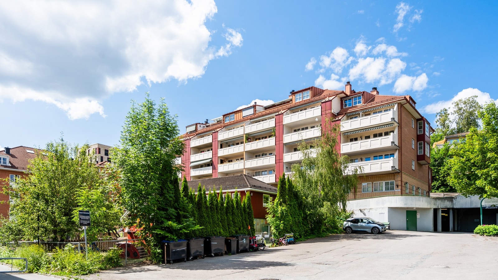 300 meter til Stabekk stasjon med gode kollektivtilbud. Galleribilde