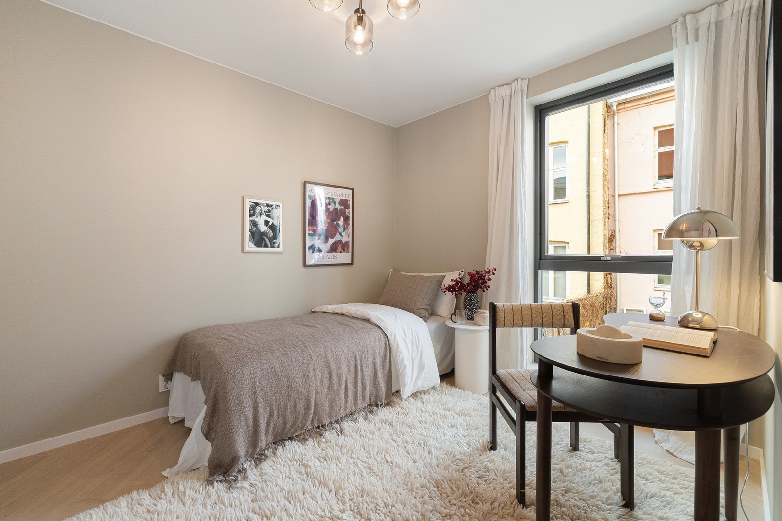 To lyse og innbydende soverom med behagelig atmosfære. Galleribilde