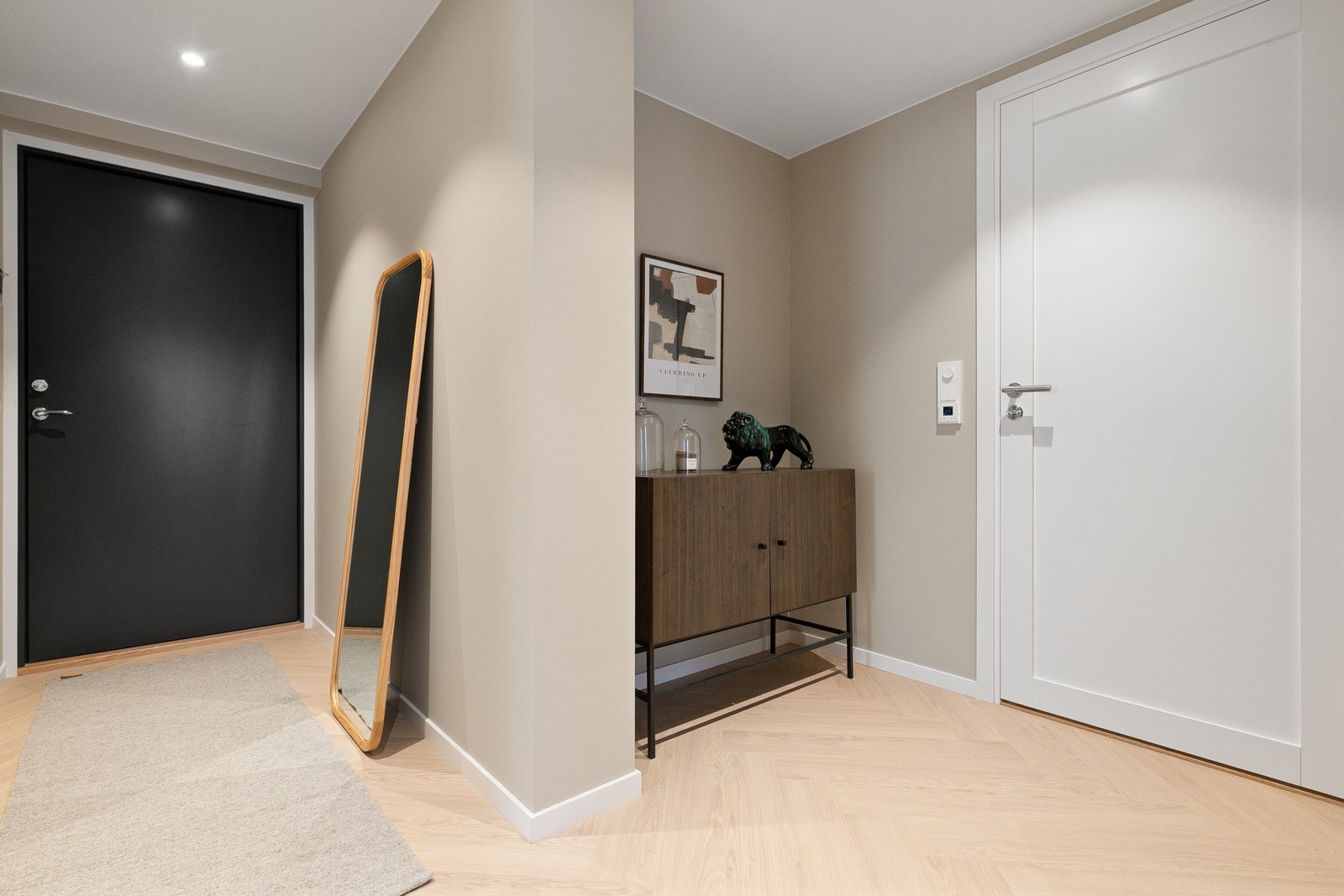 Entré med mulighet for garderobeskap til ekstra oppbevaring. Galleribilde