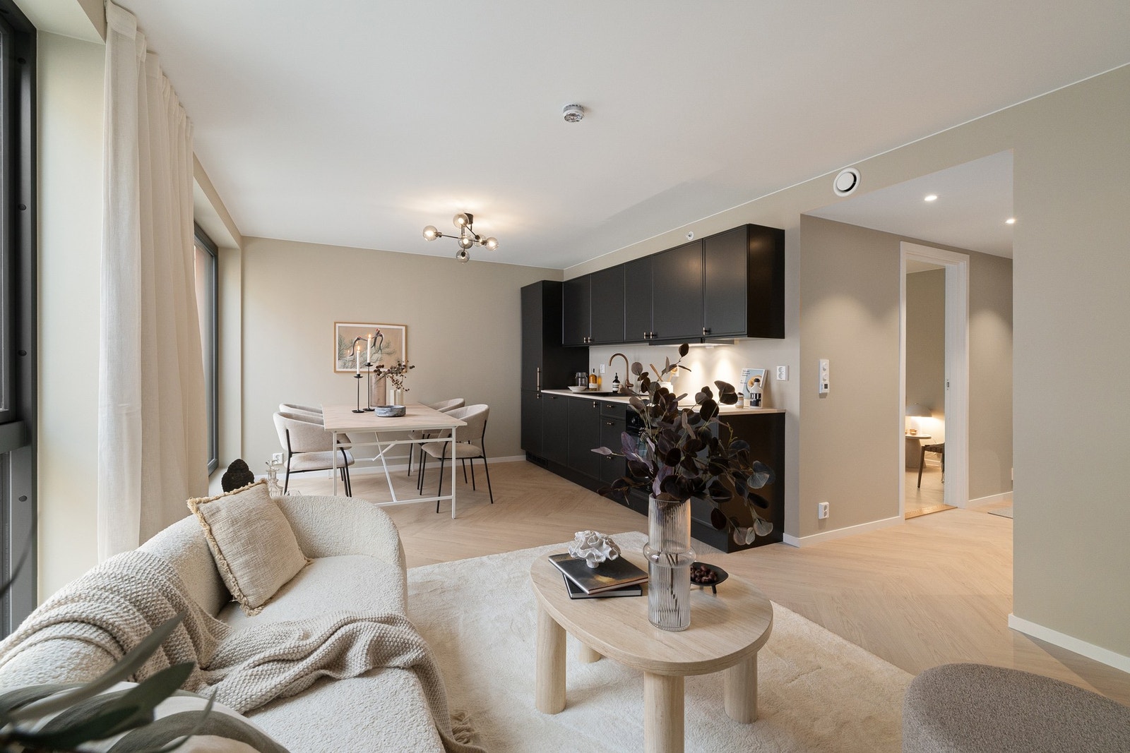 Romslig stue med god plass til både sofagruppe og spisebord. Galleribilde