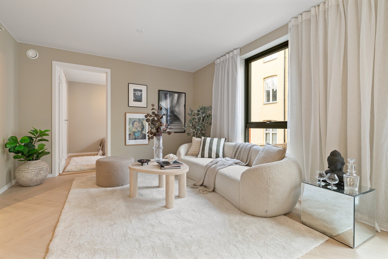 Lys og eksklusivt gulv fiskebeinmønster binder rommene sammen. Galleribilde