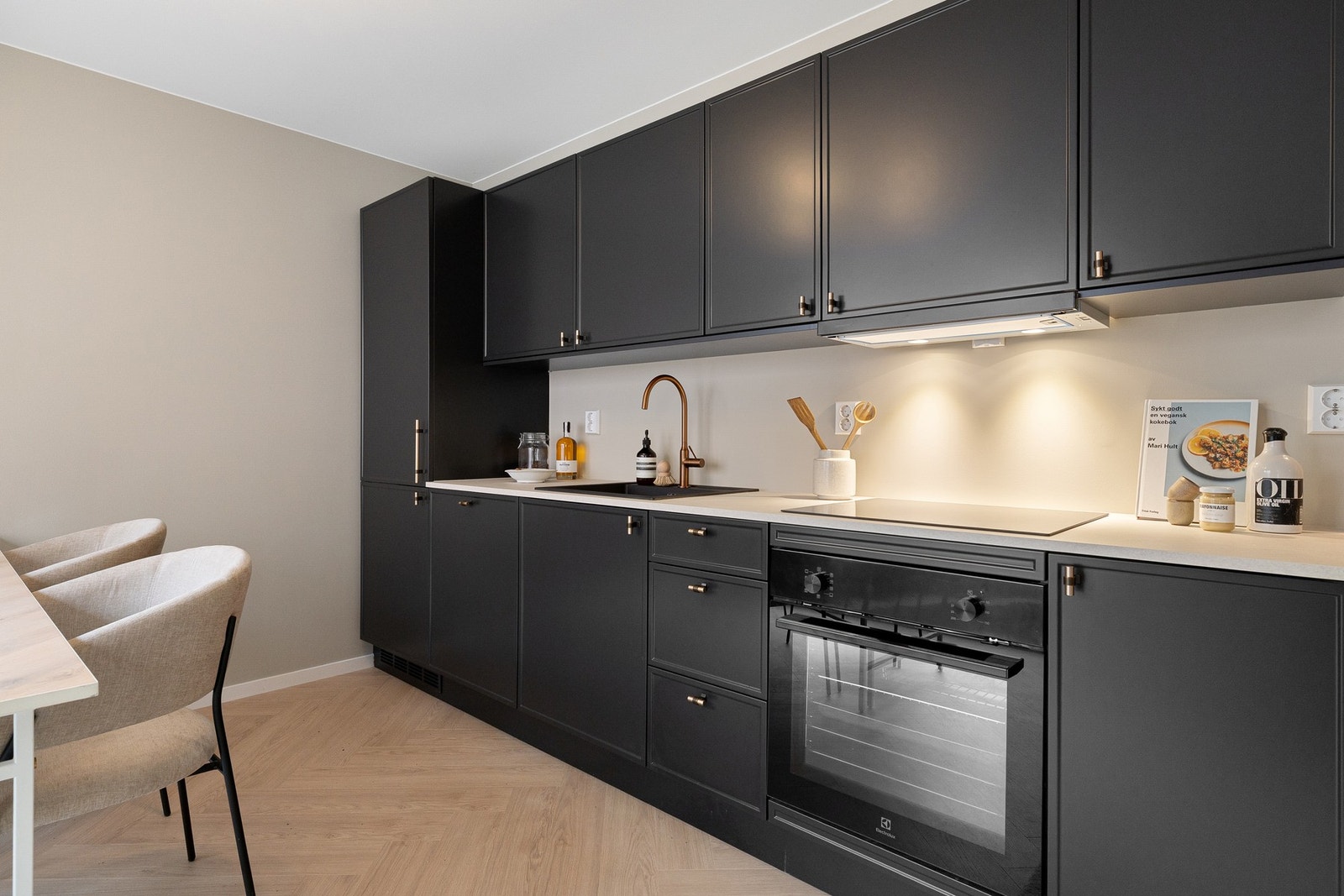 Integrerte hvitevarer fra Electrolux som medfølger salget. Galleribilde