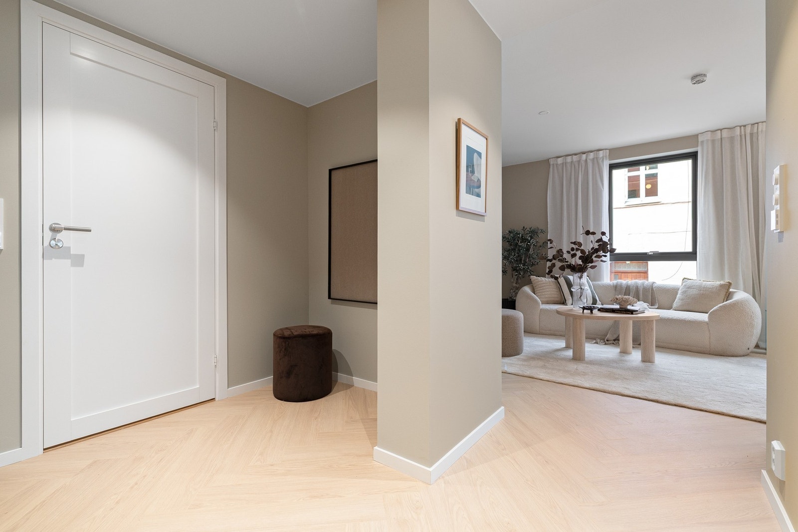 Lys og romslig entré med plass til å henge fra seg yttertøy. Galleribilde